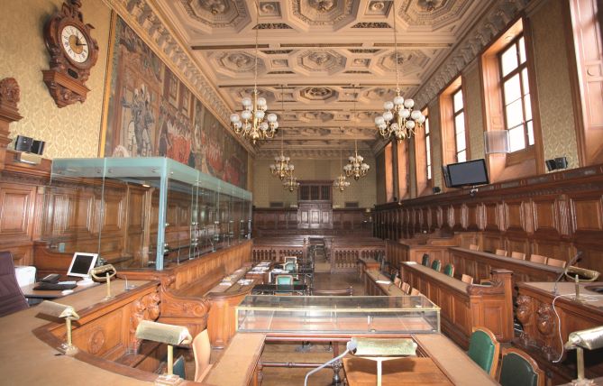 Pourquoi le décor de la cour d'assises historique de Paris est-il singulier ?